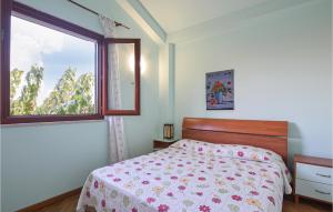 Un dormitorio con una cama y una ventana en Nice Home In Marina Di Modica With Wifi, en Marina di Modica