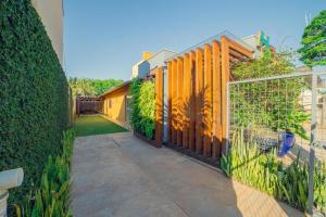 un jardín con una valla y algunas plantas en Suítes Novas no Coração de Bonito en Bonito