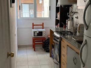 cocina con fogones y encimera en Departamento entero 2 ambientes en Buenos Aires
