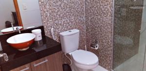 La salle de bains est pourvue de toilettes, d'un lavabo et d'une douche. dans l'établissement Maravilhoso Apt 109 Home Service próximo Shopping Partage e Rodoviária, à Campina Grande