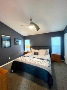 1 dormitorio con 1 cama grande y pared azul en Luxury Disney Family Villa (5-Bedroom, pool & spa) en Kissimmee