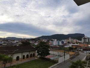 Blick auf eine Stadt mit Bergen im Hintergrund in der Unterkunft Apartamento com garagem e perto das praias. in Palhoça