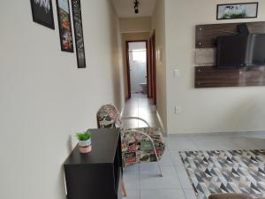 ein Wohnzimmer mit einem schwarzen Tisch und Stühlen in der Unterkunft Apartamento com garagem e perto das praias. in Palhoça