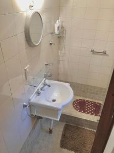 y baño con lavabo blanco y espejo. en El cielo apartamento en Mendoza