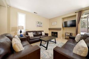 sala de estar con muebles de cuero y TV de pantalla plana en Pool-BBQ-View-Balcony-Fireplace-King-Garage-WD, en Lake Elsinore