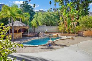 Una piscina con un elefante en un patio trasero. en Pool-BBQ-View-Balcony-Fireplace-King-Garage-WD, en Lake Elsinore