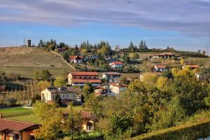 eine kleine Stadt auf einem Hügel mit Häusern in der Unterkunft Il Posticino D'oltrepò in Calghera
