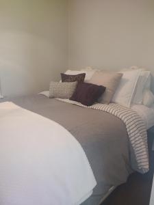 Een bed of bedden in een kamer bij Charming, 1-bedroom, open concept house