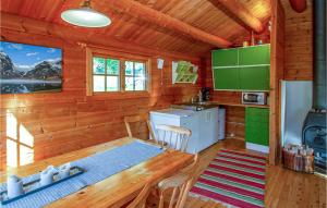 Ett kök eller pentry på Cozy Home In Eikesdal With House Sea View