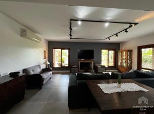 sala de estar con sofá y mesa en Casa de praia no Rosa - vista para Lagoa de Ibiraquera, en Imbituba