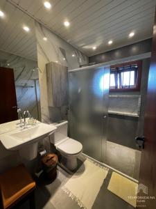 uma casa de banho com um WC, um lavatório e um chuveiro em Casa de praia no Rosa - vista para Lagoa de Ibiraquera em Imbituba