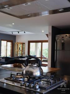 Dapur atau dapur kecil di Casa de praia no Rosa - vista para Lagoa de Ibiraquera