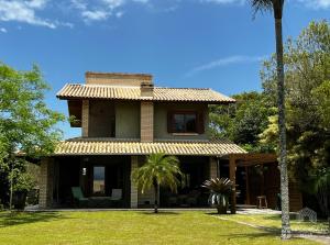 Taman di luar Casa de praia no Rosa - vista para Lagoa de Ibiraquera