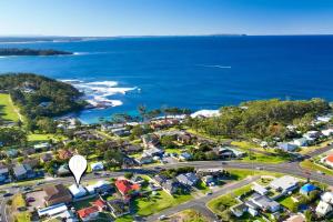 una vista aérea de un suburbio junto al océano en Family Tides, en Ulladulla