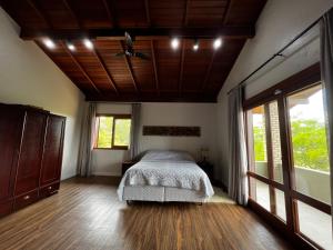 um quarto com uma cama e um tecto de madeira em Casa de praia no Rosa - vista para Lagoa de Ibiraquera em Imbituba