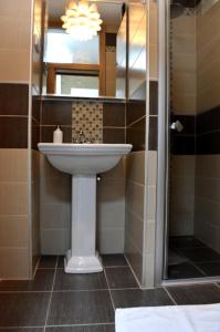 La salle de bains est pourvue d'un lavabo et d'un miroir. dans l'établissement Prague city centre apartment Radka1, à Prague
