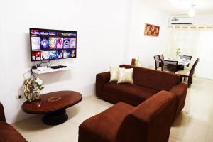 een woonkamer met een bank en een tafel bij Luxury House 11 Private Beach 45Min Guayaquil in Salinas