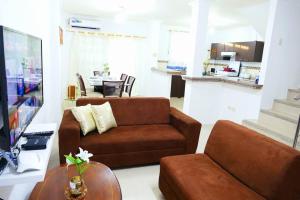 een woonkamer met een bank en een tafel bij Luxury House 11 Private Beach 45Min Guayaquil in Salinas