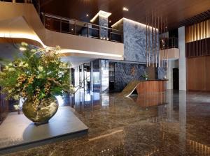 a lobby with a large vase with flowers in it at Spring溫泉 in Toucheng