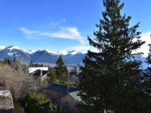 a large pine tree with mountains in the background at Appartement Font-Romeu-Odeillo-Via, 3 pièces, 6 personnes - FR-1-580-77 in Font-Romeu-Odeillo-Via