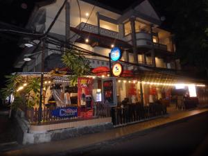 a restaurant on a city street at night w obiekcie Tab Hotel Legian Bali w mieście Seminyak