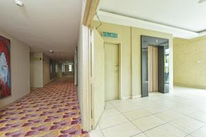 einem leeren Flur eines Gebäudes mit Fliesenboden in der Unterkunft Ideals Hotel Melaka in Malakka