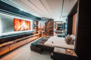 Habitación grande con cama y chimenea. en 1Million Luxury Suites, en Medellín