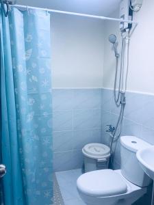 y baño azul con aseo y ducha. en Angel's Nest, en Lo-oc 2 fotos más
