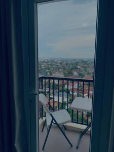 Un balcón con dos sillas y vista a una ciudad. en Angel's Nest, en Lo-oc