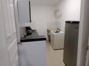 a small kitchen with a sink and a refrigerator at Apartamento Roldanillo pueblo mágico in Roldanillo