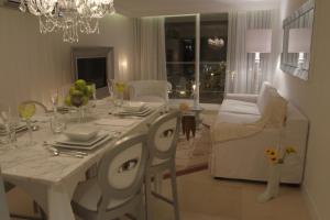Uma área de estar em Yoo Punta del Este - Rental Club Apartments