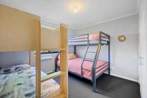 - une chambre avec 2 lits superposés dans l'établissement Fontana Family Getaway WiFi, à Inverloch