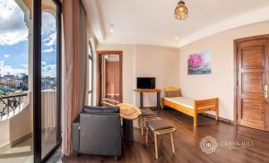 TV a/nebo společenská místnost v ubytování Guava Hill Boutique Hotel