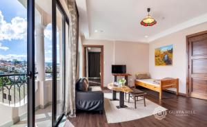 TV a/nebo společenská místnost v ubytování Guava Hill Boutique Hotel