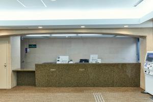 un hall avec un comptoir de réception dans un bâtiment dans l'établissement KAMENOI HOTEL Shiobara, à Nasushiobara