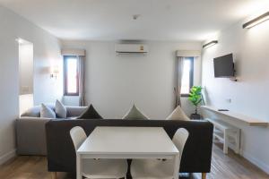 北榄府Carnation Residence的带沙发和桌子的客厅