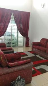 - un salon avec deux canapés et un canapé dans l'établissement Amana Homestay Kangar, à Kangar