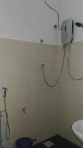 La salle de bains est pourvue d'une douche, de toilettes et d'un lavabo. dans l'établissement Amana Homestay Kangar, à Kangar