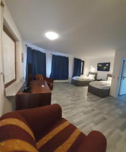 uma sala de estar com um sofá e uma secretária em City Centre Unterkunft em Itzehoe