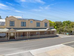 a building on the side of a street at The Tanunda Club Guest Suites in Tanunda
