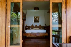 Bundhaya Villas في كو ليبي: حمام مع حوض استحمام في المنزل