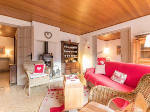 sala de estar con sofá rojo y sillas en Appartement Le Monêtier-les-Bains, 3 pièces, 6 personnes - FR-1-330F-132 en Le Monêtier-les-Bains