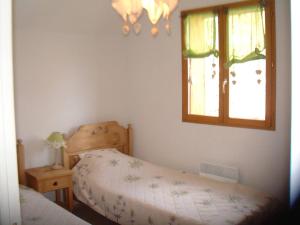 a bedroom with two beds and a window at Appartement Saint-Michel-de-Chaillol, 3 pièces, 9 personnes - FR-1-393-92 in Saint-Michel-de-Chaillol