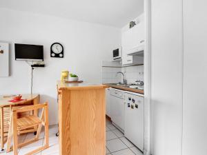 Appartement Esquièze-Sère, 2 pièces, 4 personnes - FR-1-402-21にあるキッチンまたは簡易キッチン