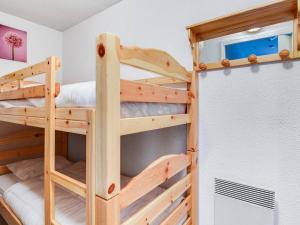 Appartement Esquièze-Sère, 2 pièces, 4 personnes - FR-1-402-21にある二段ベッド