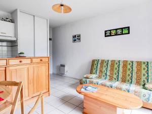 Appartement Esquièze-Sère, 2 pièces, 4 personnes - FR-1-402-21にあるシーティングエリア