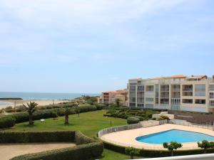 - une vue sur un complexe avec une piscine et la plage dans l'établissement Appartement Cap d'Agde, 3 pièces, 6 personnes - FR-1-607-5, au Cap d'Agde