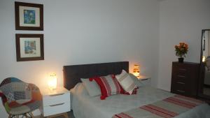 een slaapkamer met een bed, een dressoir en een stoel bij Casa Apolonia in Santa Lucía