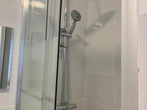 eine Dusche mit Duschkopf im Bad in der Unterkunft Studio Cap d'Agde, 1 pièce, 4 personnes - FR-1-607-71 in Cap d'Agde