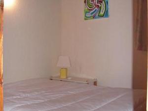 Dormitorio blanco con cama con lámpara en Chalet Les Angles, 4 pièces, 6 personnes - FR-1-295-145, en Les Angles
